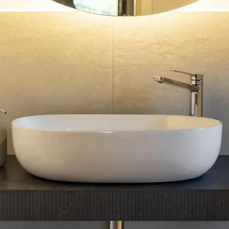 Designer With Private Garden & Jacuzzi Apartment