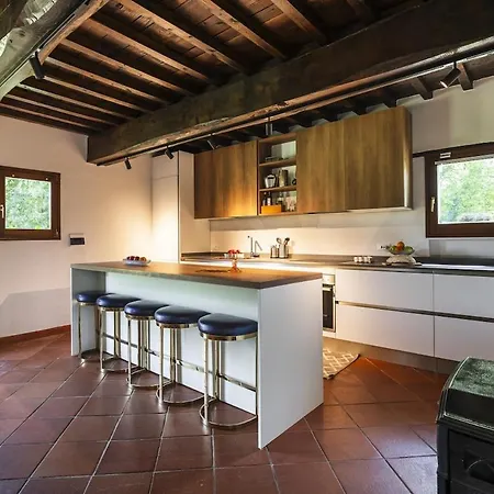 Designer With Private Garden & Jacuzzi Apartment