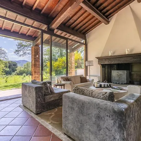 Designer With Private Garden & Jacuzzi Apartment